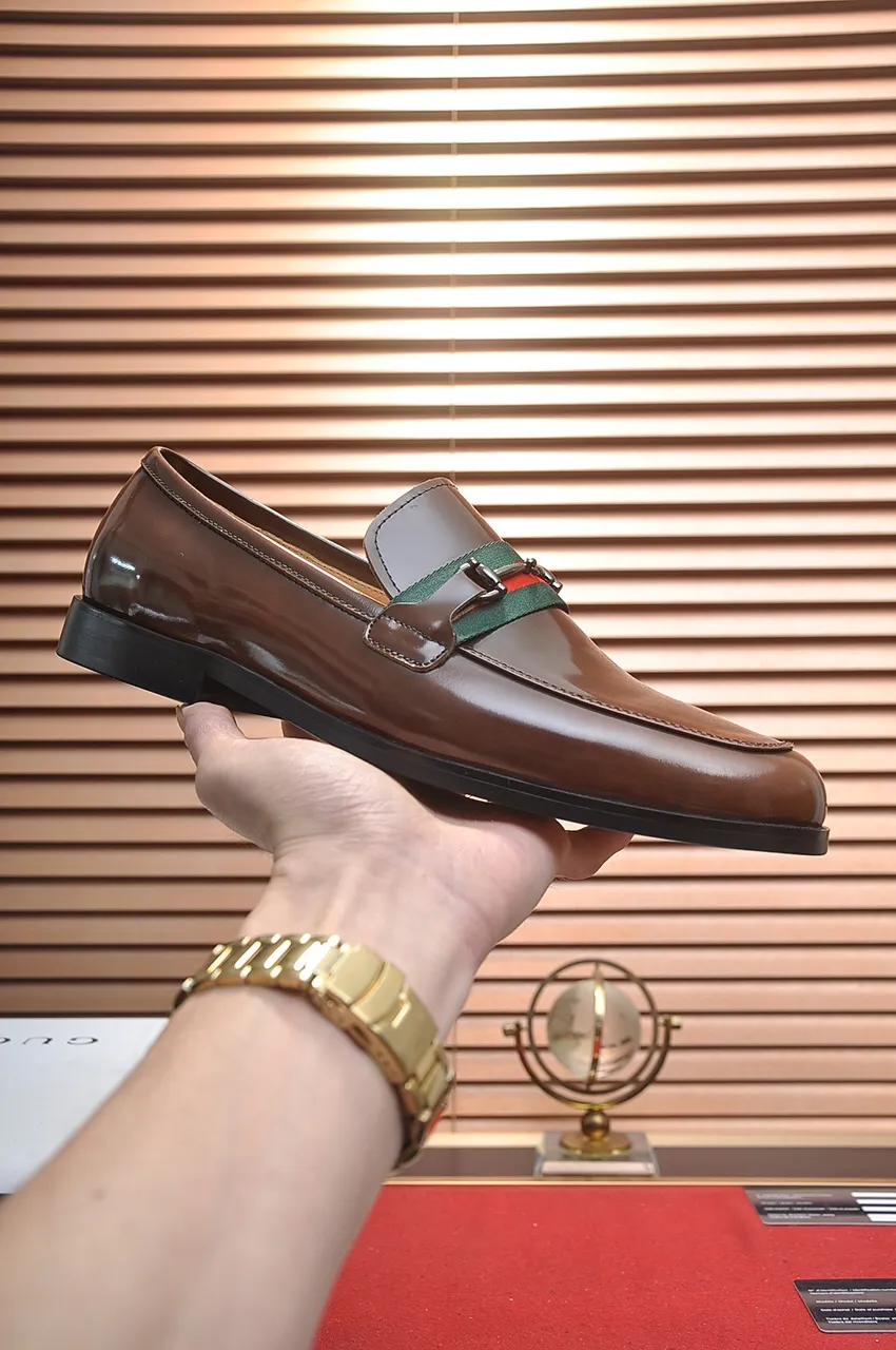 Factory price 540💶Italian top luxury men's shoe giant (GUCCI) (Gucci) (full cowhide lining) new arrival🍃Original European style🔰 Pleasant to the eye😍In order to make the shoes more durable and non-deformable🌀The production continues to follow traditional methods but there is still no lack of innovation💪The original sheepskin is chosen for the leather♻️Smooth, natural and exceptionally bright⭐Made of imported cowhide The rich man’s first choice 38-45 (45 customized)